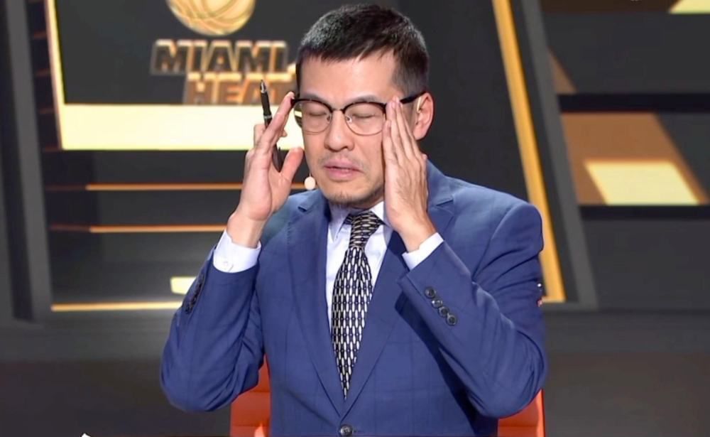 他扒开我的内裤把舌头伸进去